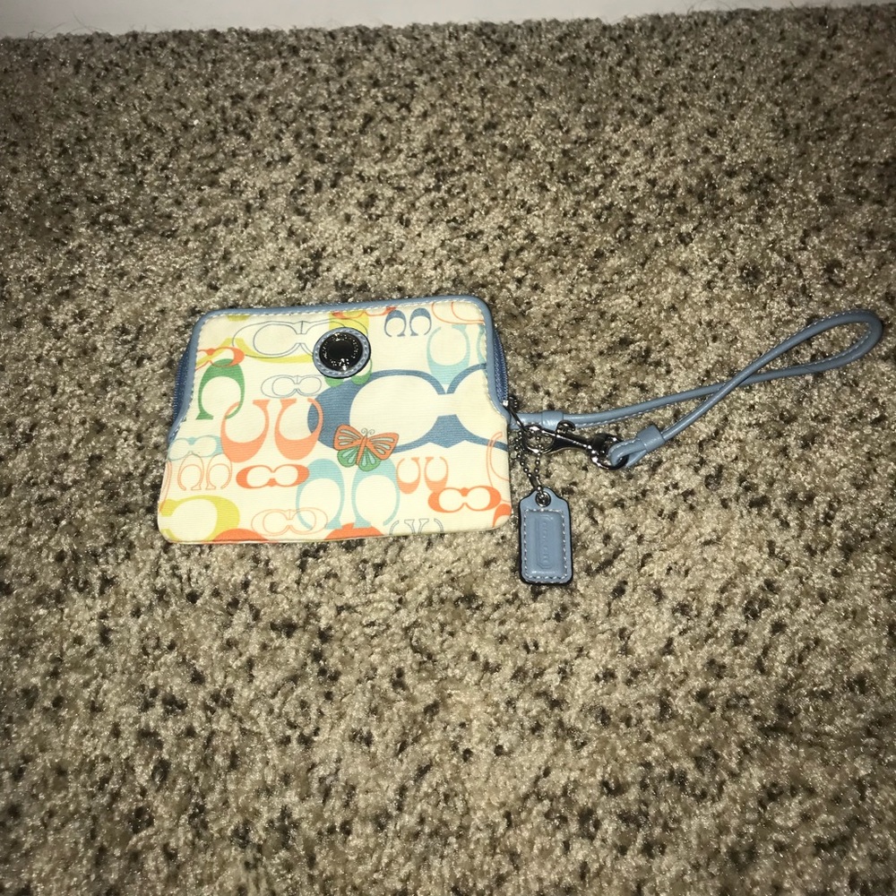 100% authentic COACH small wristlet. Used 1 time!
